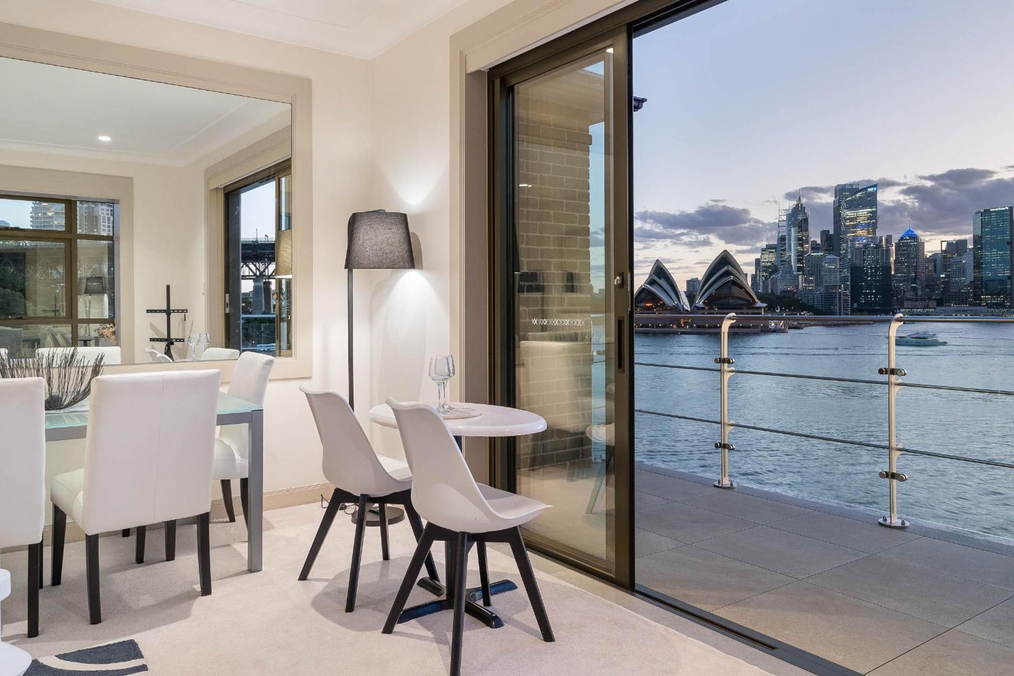 Apartment Reflections - World Class 360 Harbour Views!