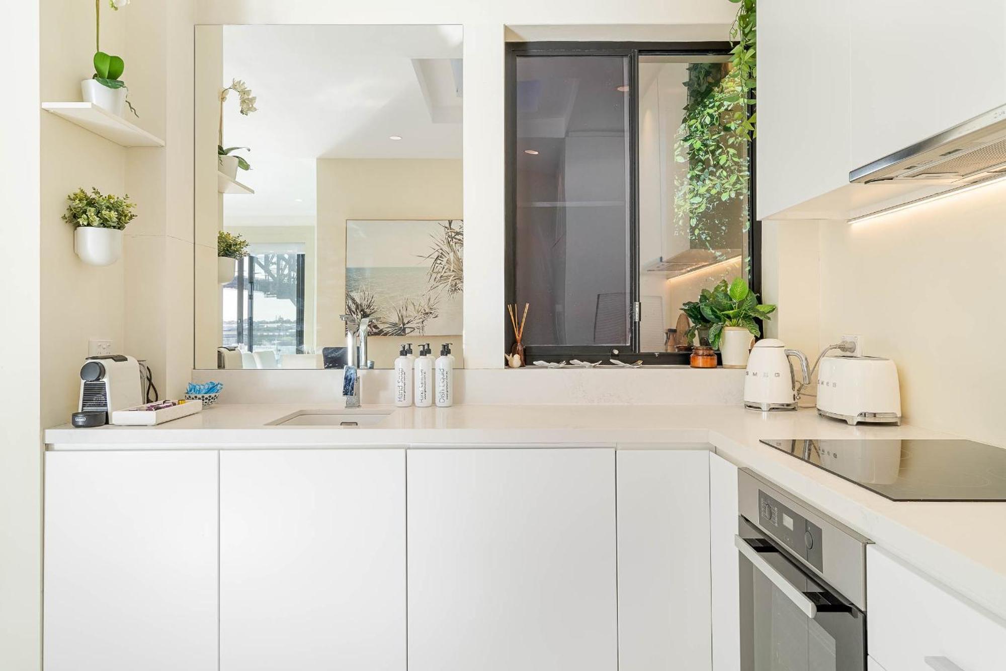Apartment Reflections - World Class 360 Harbour Views!