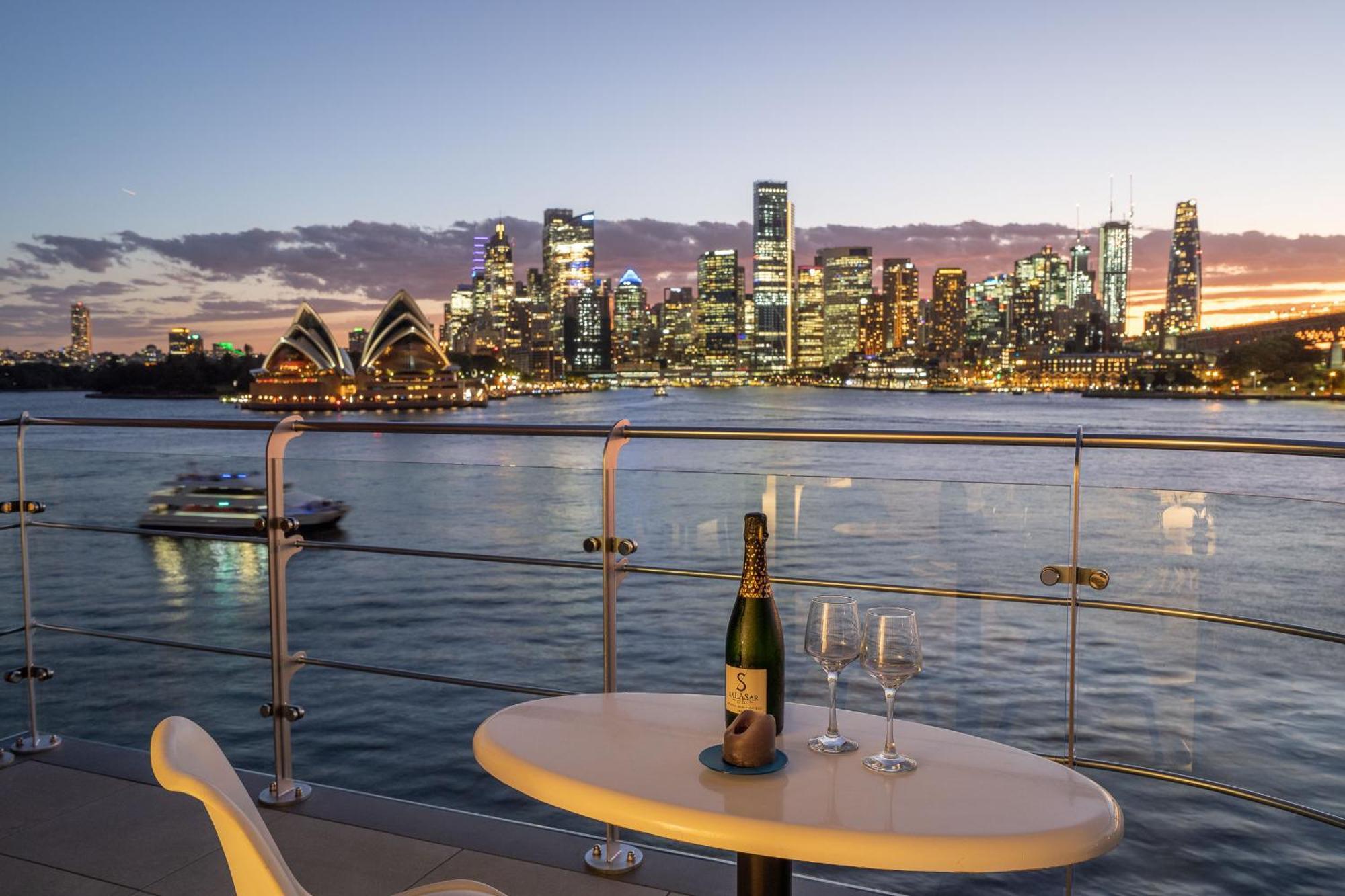 Reflections - World Class 360 Harbour Views! Apartment