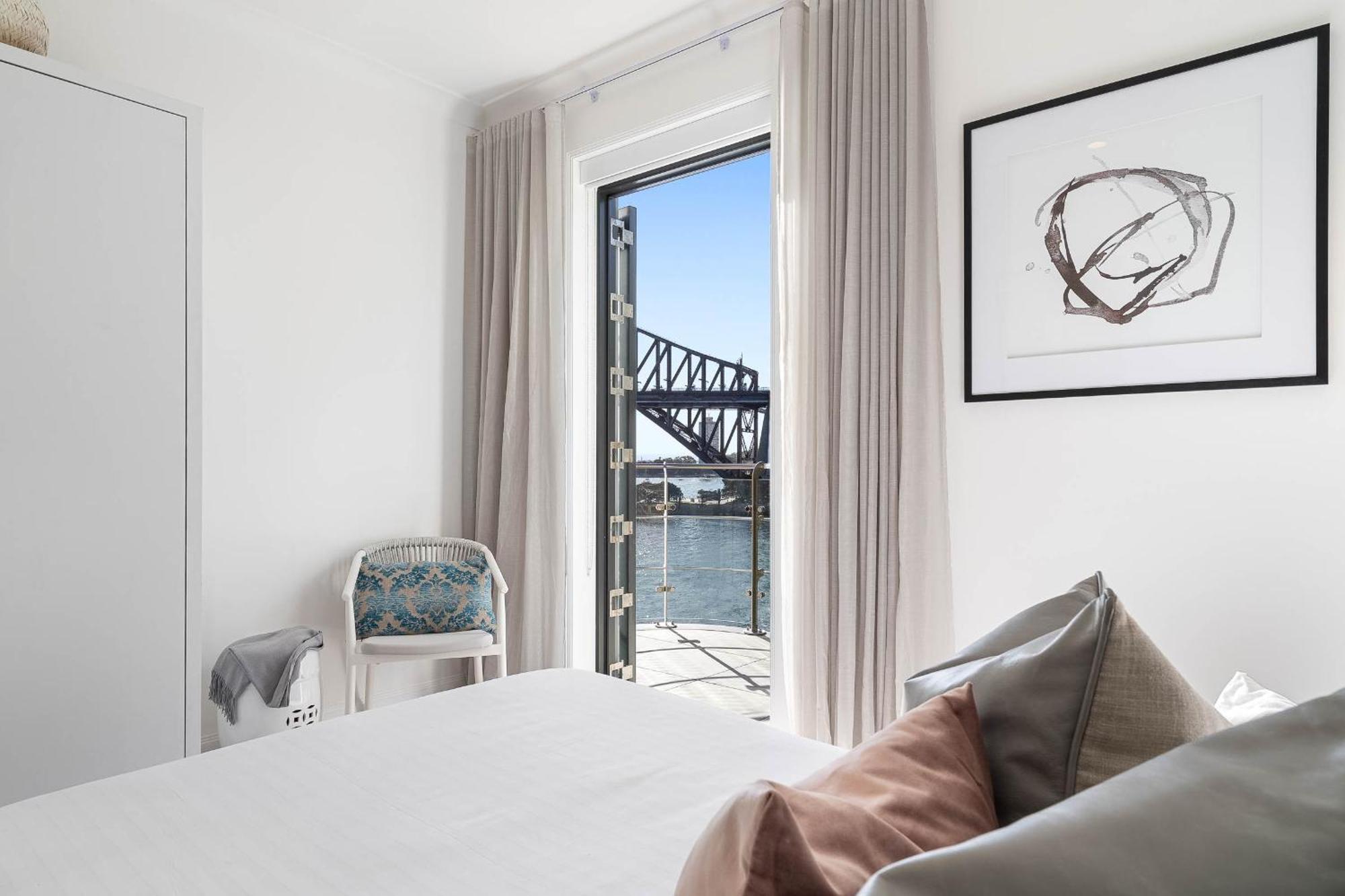 Reflections - World Class 360 Harbour Views! Apartment Sydney