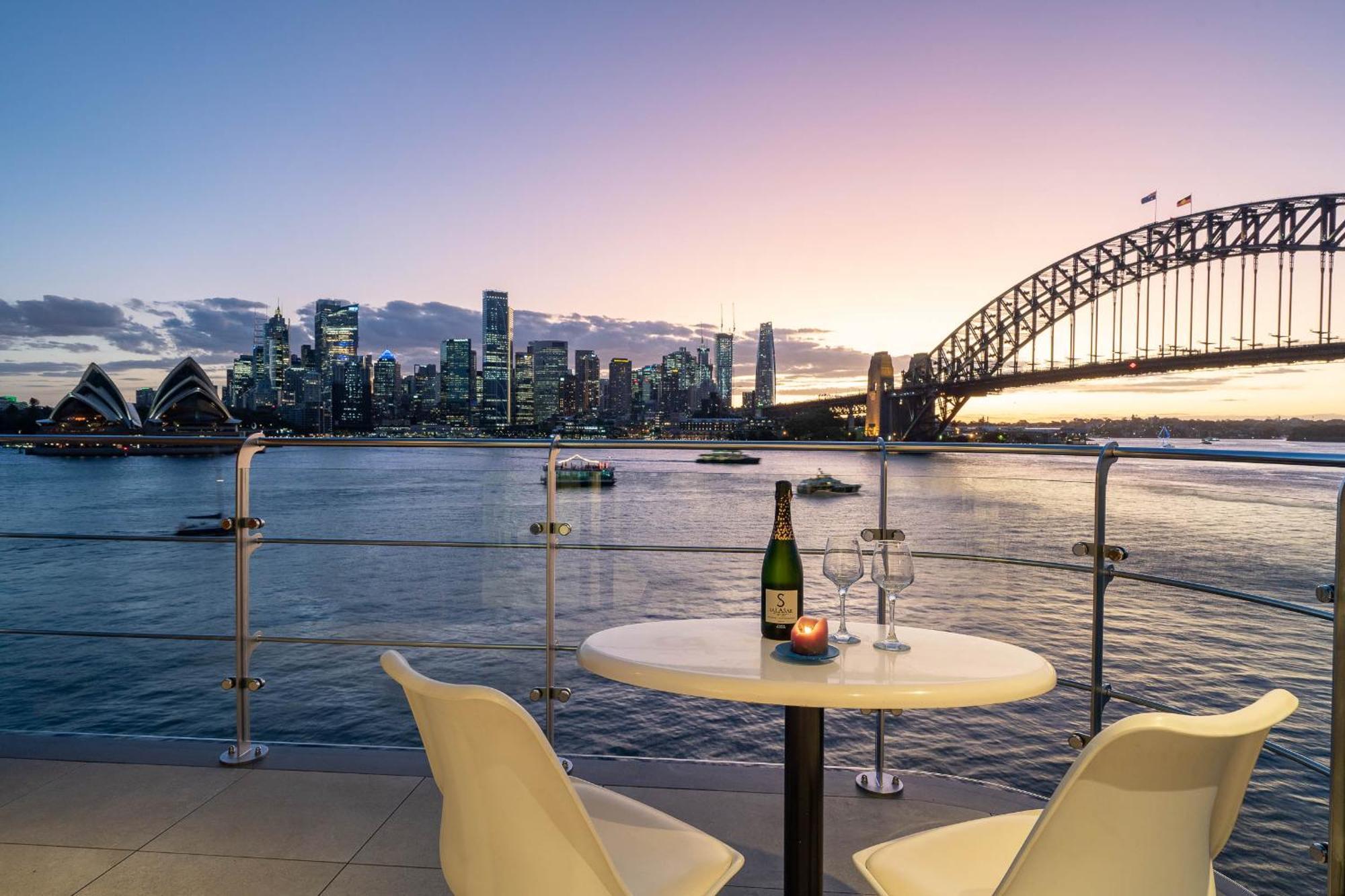 Reflections - World Class 360 Harbour Views! Apartment Sydney